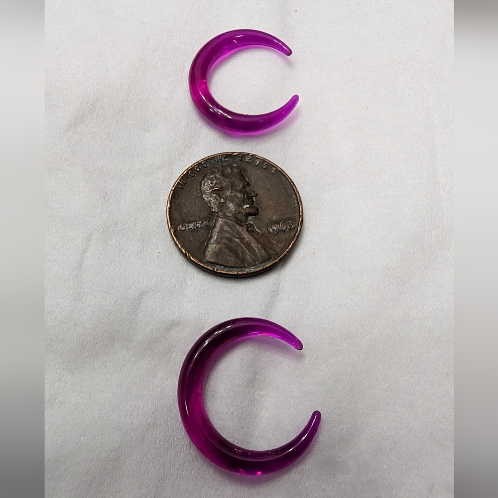8g 1 pair of magenta transparant half moon shaped plastic stretcher earrings